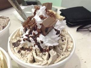 Vanila Icecream With Kit-kat 250ml