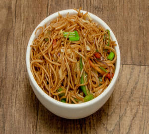 Veg Chow mein (Per Plate) (served with SOY SAUCE AND VINEGAR )              