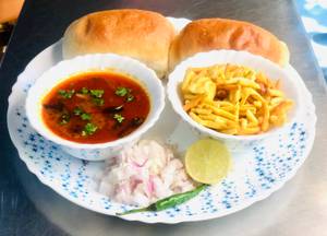 Vada Usal With 2 Pav