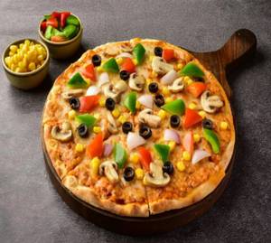 Cheesy mac veg pizza