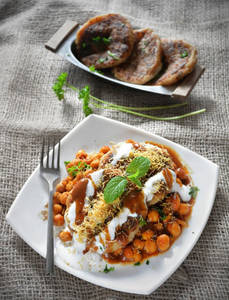 Aloo Ki Tikki With Chholey