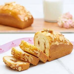 Eggless Vanilla And Praline Tea Cake