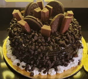 Chip Chocolate Oreo And Kitkat Cake                                                     