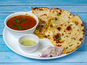 Cheese Naan with gravy (1 Pcs)