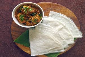 Neer Dosa With Chicken Sukka