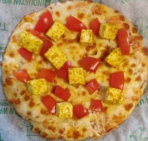 Paneer And Tomato Pizza