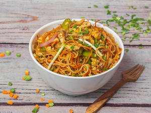 Chicken Schezwan Noodles ( Serves 1 )