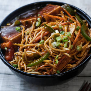 Hot Garlic Noodles With Chilli Paneer