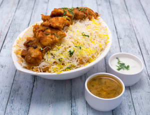 Boneless Murg Biryani [650 Ml] + Papad + Raita
