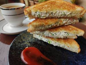 Paneer Butter Toast With Tea 