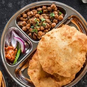 Paneer Wale Chole Bhature And Salad