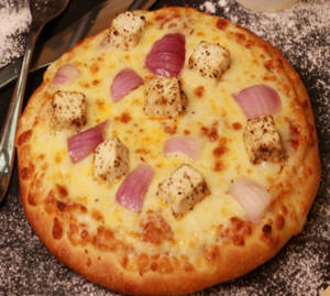 Onion And Paneer Pizza