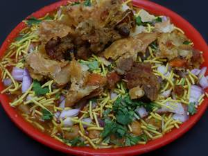 Samosa Chaat(Serves With  Sauce And Chutney )