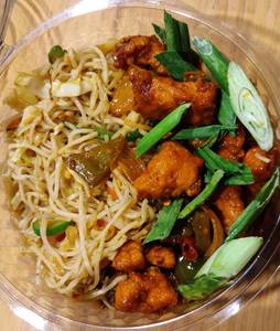 Classic Basil Hakka Noodles + Chilli Paneer Bowl