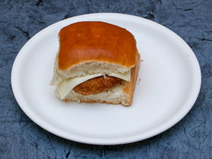 Classic Vada Pav With Cheese 