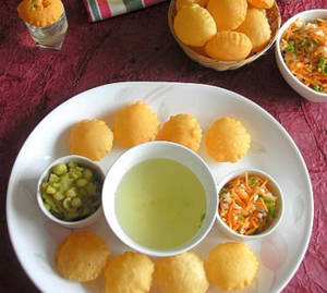 Pani Puri[2platez]10puris with clear pani greenpeas and onion salad