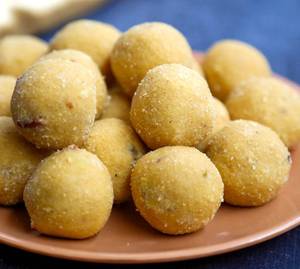 Besan Laddu (1 Kg)