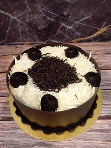Fancy Black Forest Cake [900 Gm]