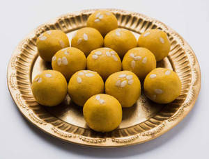 Besan Laddu (1 kg)
