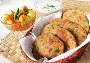 Bedmi Puri With Aloo