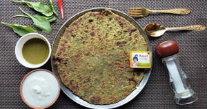 Paneer Paratha With Palak Base