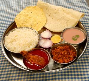 Chicken Thali With Amboli