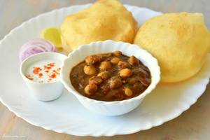 Chole Bhatoore (2 Bhatoore)