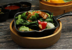 Stir Fry Vegetables With Bell Pepper & Whole Garlic
