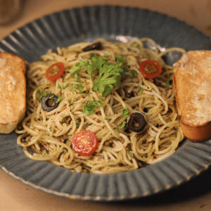 Aglio - Olio & Basil Non-veg Pasta