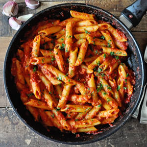 Chicken Cheesy Penne Red Sauce Pasta With Garlic Breads(2 Pieces)