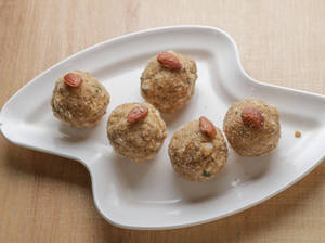 Gond Laddu (5 Pcs)  