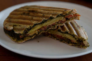 Pesto Cheddar Melt Sandwich ( V )