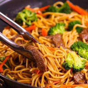 Veg Shanghai Chilly Garlic Noodles [Smoked Paprika,Packchoi,Mushrooms,Bellpeppers]