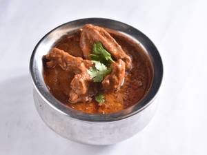 Chicken Curry (2 Pcs) + Butter Tawa Roti (4 Pcs)