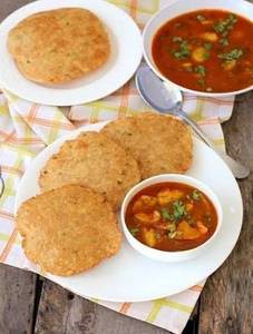 Bedmi Poori With Aloo Sabzi (4 Pcs)