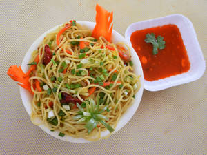 Hakka Noodles (Served with sauce)