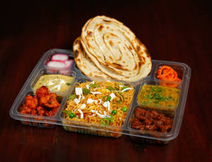 Premium Thali [Dal Makhani + Shahi Paneer + Rice + 2 Roti + Salad]