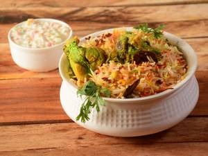 Hydrabadi Chicken Dum Biryani With Egg