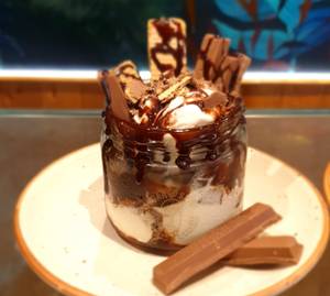 Special Kitkat Crush Sundae