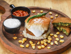 Makkai Palak Vada Pav