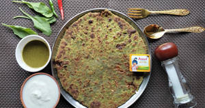 Onion Paratha With Palak Base