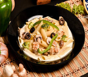 Pollo Supremo - Chicken Supreme White Cheese Sauce Pasta