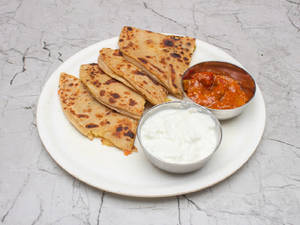 Aloo Paratha With Curd