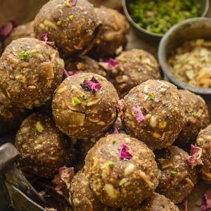 Goond Meva  Laddu  [1 peice]