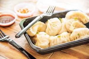 Veg Momos  ( 6 Pcs )