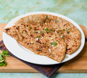 Paneer Pyaj Paratha with Pickle
