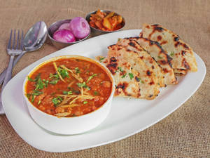 Chole + Stuffed Kulcha