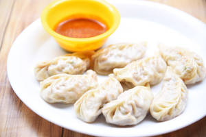 Chicken Momos (8 Pcs) (served with Chilli chutney and Mayo )
