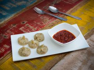 Veg steamed momos with cheese