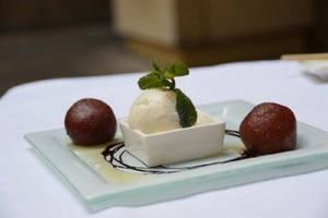 Gulab Jamun With Vanilla Ice Cream